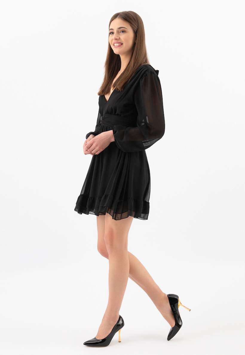 banketový outfit s malými čiernymi šatami